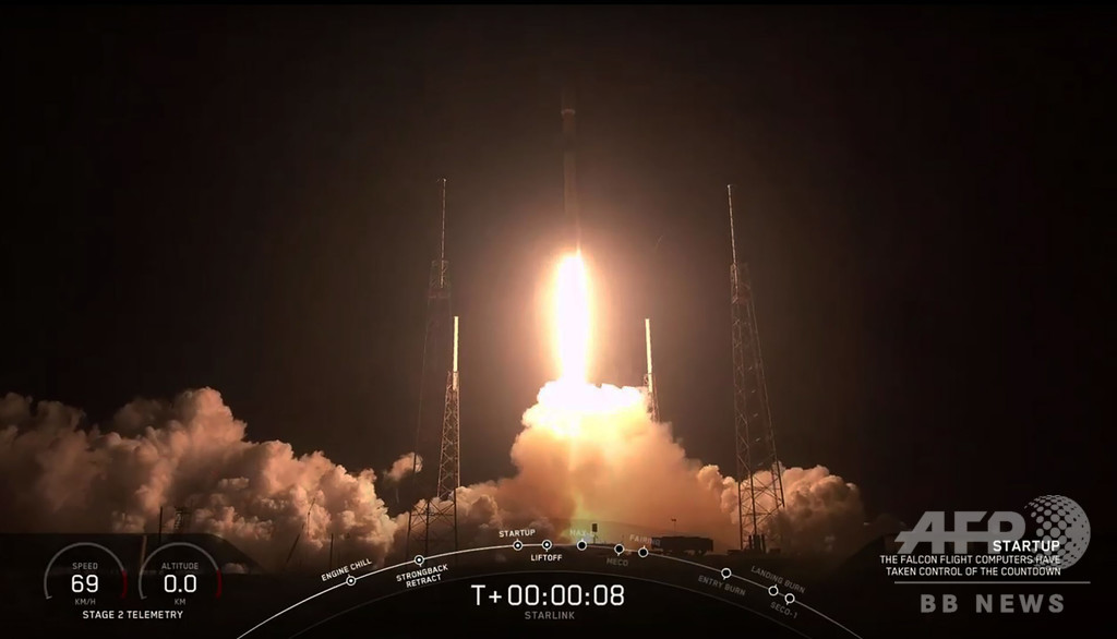 スペースXの衛星群、天文学者の「悩みの種」に スペースXの衛星群、天文学者の「悩みの種」に