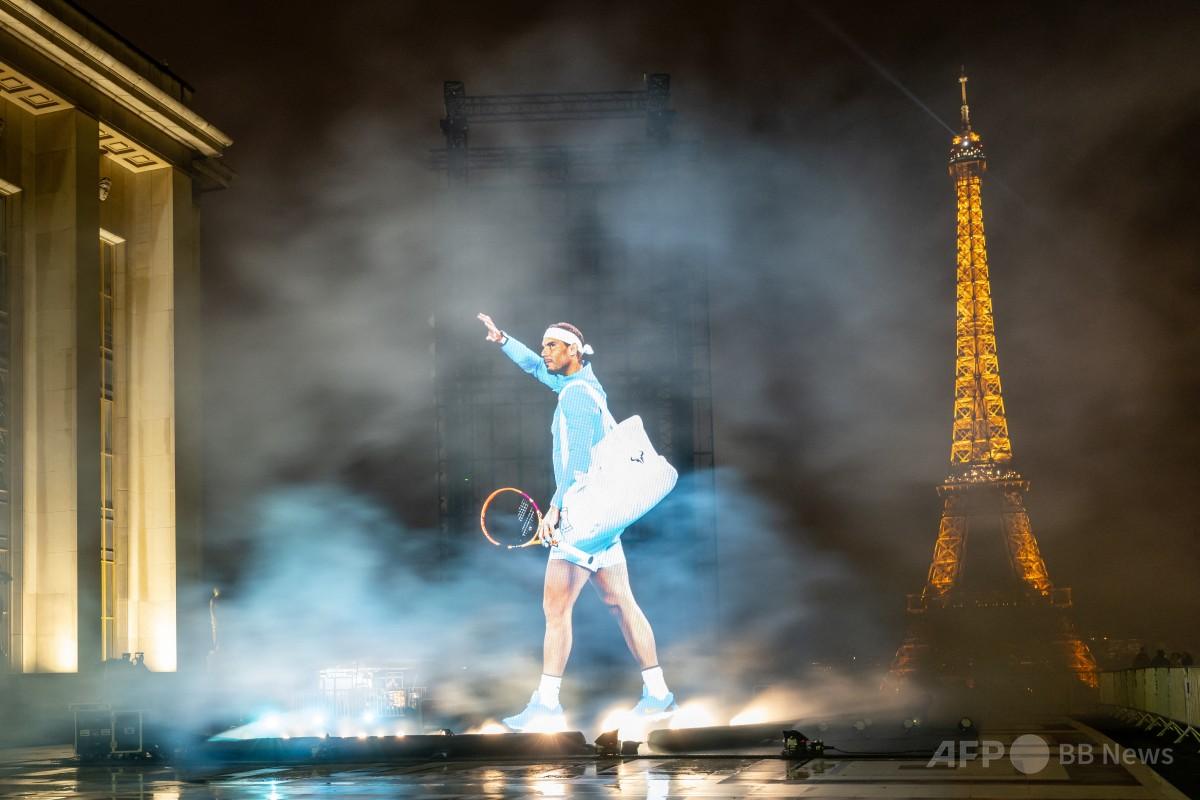 エッフェル塔バックにナダルを投影 「赤土の王」の引退記念 写真3枚