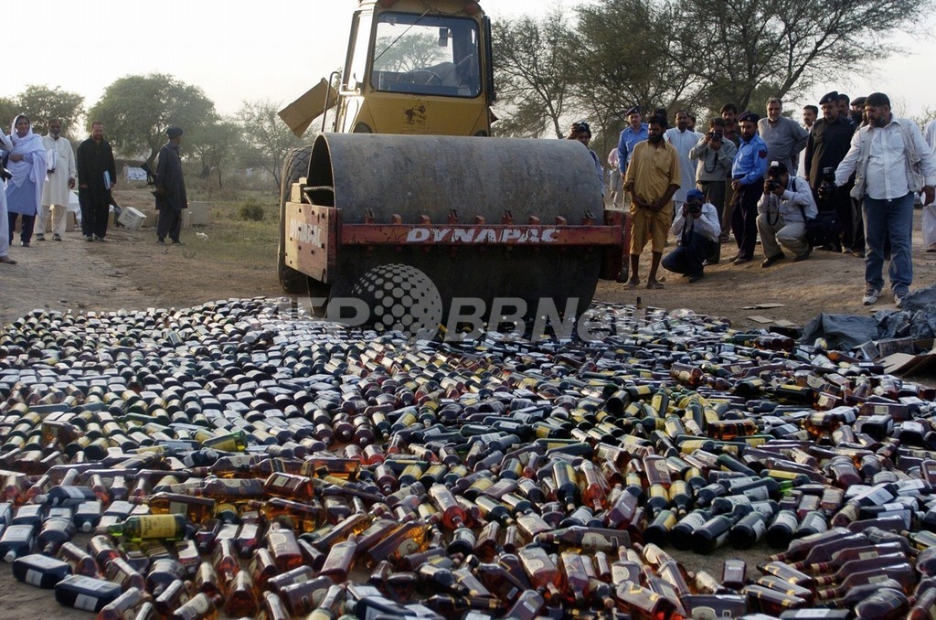 リビア、密造酒飲んで数百人が中毒に 50人以上死亡 リビア、密造酒飲んで数百人が中毒に 50人以上死亡