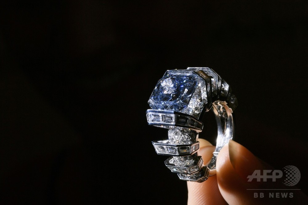 8カラットのダイヤ「スカイブルー」の指輪、18.6億円で落札 写真2枚
