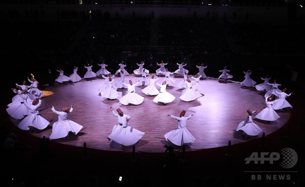 イスラム神秘主義教団が旋回舞踊披露、命日の式典で トルコ 写真17枚