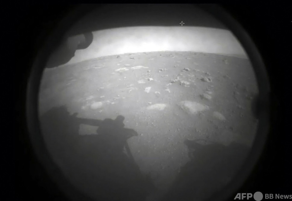 NASA火星探査車、着陸に成功 「恐怖の7分間」乗り越え