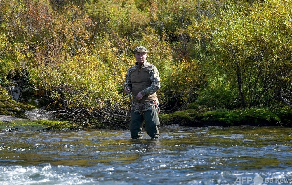 プーチン大統領、シベリアで休暇 川釣りや森散策