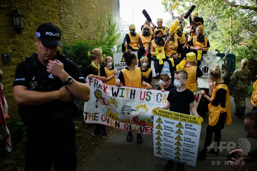 V・ウエストウッド、戦車でシェールガス開発に抗議