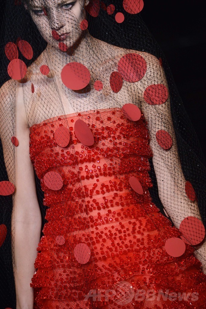 黒、白、赤で見せる多彩なスタイル、「ジョルジオ アルマーニ プリヴェ」14/15年秋冬オートクチュール