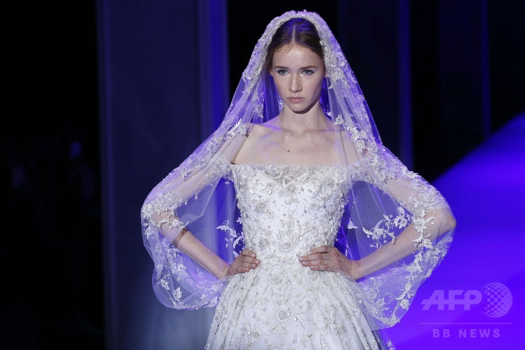 フェミニンで繊細なドリームドレス、「ラルフ＆ルッソ」15年春夏オートクチュール