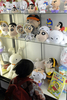 都内で開かれた「クレヨンしんちゃん（Crayon Shin-chan）」の作者、臼井儀人（Yoshito Usui）さんの「思い出を語る会」の会場に展示された人形などを見る少女（2009年11月30日撮影）。(c)AFP/TOSHIFUMI KITAMURA