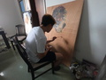 ガーナで作品を手掛ける長坂真護氏（2019年8月撮影、提供写真）。(c)MAGO CREATION