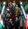トルコ・アンカラの大統領官邸で、16のチュルク系国家を象徴する甲冑姿の兵士たちを背にして、パレスチナ自治政府のマフムード・アッバス議長と握手を交わすレジェプ・タイップ・エルドアン大統領（右、2015年1月12日撮影）。(c)AFP/ADEM ALTAN