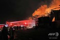 【写真特集】レバノン首都の大規模爆発 現場の様子 レバノン・ベイルートの港湾地区で起きた爆発の現場で、消火活動に当たる消防隊員ら(2020年8月4日撮影)。(c)IBRAHIM AMRO / AFP