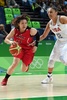 リオデジャネイロ五輪、バスケットボール女子準々決勝、米国対日本。米国のダイアナ・トーラシ（右）のマークを受ける吉田亜沙美（2016年8月16日撮影）。(c)AFP/Mark RALSTON