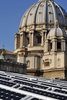 バチカン市国の「パウロ6世（Paul VI）ホール」の屋根に設置された太陽光発電パネル（2008年11月26日撮影）。(c)AFP/ANDREAS SOLARO