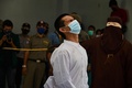 インドネシア・アチェ州のバンダアチェで、公開むち打ち刑を受ける男性（2021年1月28日撮影）。(c)CHAIDEER MAHYUDDIN / AFP