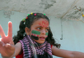 シリア中部ホウラ（Houla）で国連（UN）監視団入りを歓迎してピースサインをする少女。反体制派メディアが提供（2012年6月7日撮影）。(c)AFP/ HO / SHAAM NEWS NETWORK