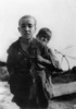 原子爆弾が投下された長崎市で、大惨事を生き延びた2人の兄弟（1945年8月10日撮影）。(c)AFP/HO