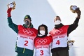 北京冬季五輪、スノーボード男子ハーフパイプ決勝。表彰式に臨む（左から）銀メダルを獲得したオーストラリアのスコッティ・ジェームス、金メダルを獲得した平野歩夢、銅メダルを獲得したスイスのヤン・シェレル（2022年2月11日撮影）。(c)Marco BERTORELLO / AFP