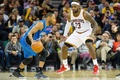 14-15NBA、クリーブランド・キャバリアーズ（Cleveland Cavaliers）対オーランド・マジック（Orlando Magic）。クリーブランド・キャバリアーズのレブロン・ジェームズ（LeBron James、右）とマッチアップするオーランド・マジックのウィリー・グリーン（Willie Green、2014年11月24日撮影）。(c)AFP/Getty Images/Jason Miller