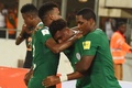 2018年サッカーW杯ロシア大会アフリカ3次予選、ナイジェリア対ザンビア。得点を決め、チームメートから祝福されるナイジェリアのアレックス・イウォビ（中央、2017年10月7日撮影）。(c)AFP/PIUS UTOMI EKPEI