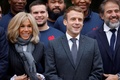 エマニュエル・マクロン仏大統領と妻のブリジット氏（2021年11月15日撮影、資料写真）。(c)Ludovic MARIN / POOL / AFP