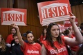 米首都ワシントンで、ニール・ゴーサッチ氏の連邦最高裁判事指名に反対する民主党議員らが開いた記者会見でプラカードを掲げる活動家ら（2017年4月6日撮影）。(c)AFP/MANDEL NGAN