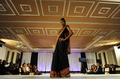 ケニア・ナイロビで開催されたナイロビ・ファッション・ウィーク（Nairobi fashion week）の様子（2013年8月24日撮影）。(c) AFP/Tony KARUMBA