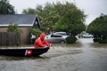 洪水に見舞われた米テキサス州ヒューストンで地元民の救助に当たる沿岸警備隊（2017年8月29日撮影）。(c)AFP/Brendan Smialowski