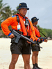 2007年12月4日、インドネシア・バリ（Bali）島のヌサドゥア（Nusa Dua）で、国連気候変動枠組み条約（UNFCCC）締結国会議（COP13）の会場周辺の海岸を警備する同国海兵隊の警察官。(c)AFP/Sonny TUMBELAKA