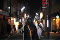 東京・世田谷区の「下北沢天狗まつり」で、夜の商店街を練り歩く烏天狗（2019年2月1日撮影）。(c)AFPBB News/Yoko Akiyoshi