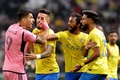 サッカー国際親善試合、アル・ナスル対インテル・マイアミ。アル・ナスルの選手と小競り合いをするインテル・マイアミのルイス・スアレス（左、2024年2月1日撮影）。(c)AFP