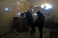 シリア北部アレッポ西郊で、政府軍側の部隊に向け発砲する反体制派戦闘員（2016年12月9日撮影）。(c)AFP/THAER MOHAMMED