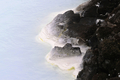 写真はアイスランドの首都レイキャビク（Reykjavik）郊外にある温泉｢ブルーラグーン（Blue Lagoon）｣。ブルーラグーンは水の色が青と緑であることから、この名で呼ばれている。健康効果もうたわれている（2009年4月26日撮影）。(c)AFP/OLIVIER MORIN