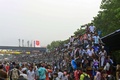 バングラデシュの首都ダッカ（Dhaka）で、犠牲祭を家族と過ごすために帰省する人たちで混雑した列車（2014年10月3日撮影）。(c)AFP/Munir uz ZAMAN