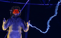 米著名奇術師でスタントマンのデビッド・ブレイン（David Blaine）氏は、ニューヨーク（New York）市内で「エレクトリファイド（Electrified、帯電）」と銘打った最新パフォーマンスを開始した。高圧電流の中で、三日三晩耐えるのが目標だとしている（2012年10月5日撮影）。(c)AFP/Emmanuel DUNAND