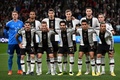 試合前の写真撮影に臨むサッカードイツ代表の選手（2022年9月26日撮影）。(c)Ben Stansall / AFP