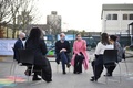 英ロンドンの学校を訪問したウィリアム王子夫妻（2021年3月11日撮影）。(c)JUSTIN TALLIS / various sources / AFP