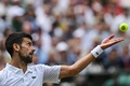 テニス、ウィンブルドン選手権、男子シングルス決勝。サーブを打つノバク・ジョコビッチ（2023年7月16日撮影）。(c)Glyn KIRK / AFP