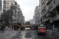 シリア北部アレッポの元反体制派掌握地域で、政府によって行われるがれきの撤去作業（2016年12月27日撮影）。(c)AFP/George OURFALIAN