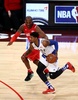 NBAオールスターゲーム2016。ロサンゼルス・レイカーズのコービー・ブライアントに対しドライブを仕掛けるインディアナ・ペイサーズのポール・ジョージ（2016年2月14日撮影）。(c)AFP/Getty Images/Elsa