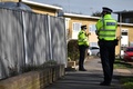英ケント州ディールにあるウェイン・カウゼンズ容疑者の自宅の外で警備に当たる警察官（2021年3月11日撮影）。(c)Ben STANSALL / AFP