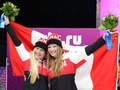 ソチ冬季五輪、ボブスレー女子2人乗り。金メダル獲得を喜ぶケーリー・ハンフリーズ（Kaillie Humphries、左）とヘザー・モイズ（Heather Moyse、2014年2月19日撮影）。(c)AFP/JOHN MACDOUGALL