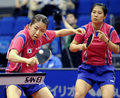 09世界卓球選手権横浜大会（%%2009 World Table Tennis Championships in Yokohama%%）女子ダブルス準決勝。中国の郭炎（%%Guo Yan%%）／丁寧（%%Ding Ning%%）組は、韓国の金璟娥（%%Kim Kyung Ah%%）／朴美英（%%Park Mi Young%%）と対戦。郭炎／丁寧組は4-1（11-3、11-9、12-14、12-10、12-10）で勝利し、決勝戦へ進出した。写真はボールを打ち返す朴美英（左）とパートナーの金璟娥。（2009年5月4日撮影）(c)AFP/Kazuhiro NOGI