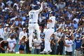 18MLB、ナ・リーグ西地区優勝決定戦、ロサンゼルス・ドジャース対コロラド・ロッキーズ。5回に2点本塁打を放ち、ジョク・ピーダーソン（左）と喜ぶロサンゼルス・ドジャースのマックス・マンシー（2018年10月1日撮影）。(c)Jayne Kamin-Oncea/Getty Images/AFP
