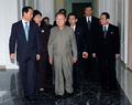 北朝鮮の平壌（Pyongyang）で、訪朝中の王家瑞（Wang Jiarui）中国共産党対外連絡部長（左）と並んで歩く金正日（キム・ジョンイル、Kim Jong-Il）総書記（2010年2月8日撮影、10日入手）。(c)AFP/KCNA via KNS