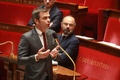 フランス・パリの国民議会で話すオリビエ・ベラン保健相（左、2020年4月29日撮影）。(c)Ludovic MARIN / POOL / AFP
