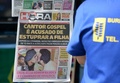 ブラジル・リオデジャネイロ（Rio de Janeiro）の街頭で販売される、エメルソン（Emerson Sheik、左）が友人男性と唇でキスを交わした写真を掲載した新聞（2013年8月20日撮影）。(c)AFP/VANDERLEI ALMEIDA