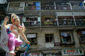 2007年9月9日、ムンバイ（Mumbai）の道路を運ばれる巨大なガネーシャ（Ganesha）像を見下ろす住民。(c)AFP/Sajjad HUSSAIN
