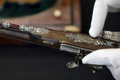 ナポレオン・ボナパルトが所有していた拳銃。仏パリで行われたオークションの内覧会で（2024年6月18日撮影）。(c)Geoffroy VAN DER HASSELT / AFP