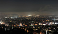 スモッグに覆われたギリシャの首都アテネ（Athens）近郊の夜景（2012年12月28日撮影）。(c)AFP/LOUISA GOULIAMAKI