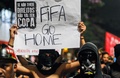 ブラジルのサンパウロ（Sao Paulo）で行われたサッカーW杯に抗議するデモ（2014年6月23日撮影）。(c)AFP/Miguel SCHINCARIOL
