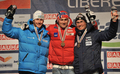 ノルディックスキー世界選手権2009男子距離複合（３０キロメートル）、表彰式に臨む（左から）2位のアンデシュ・セデルグレン、優勝したペッテル・ノールトゥグ、3位のジョルジョ・ディチェンタ。（2009年2月22日撮影）(c)AFP/MARTIN SIDORJAK